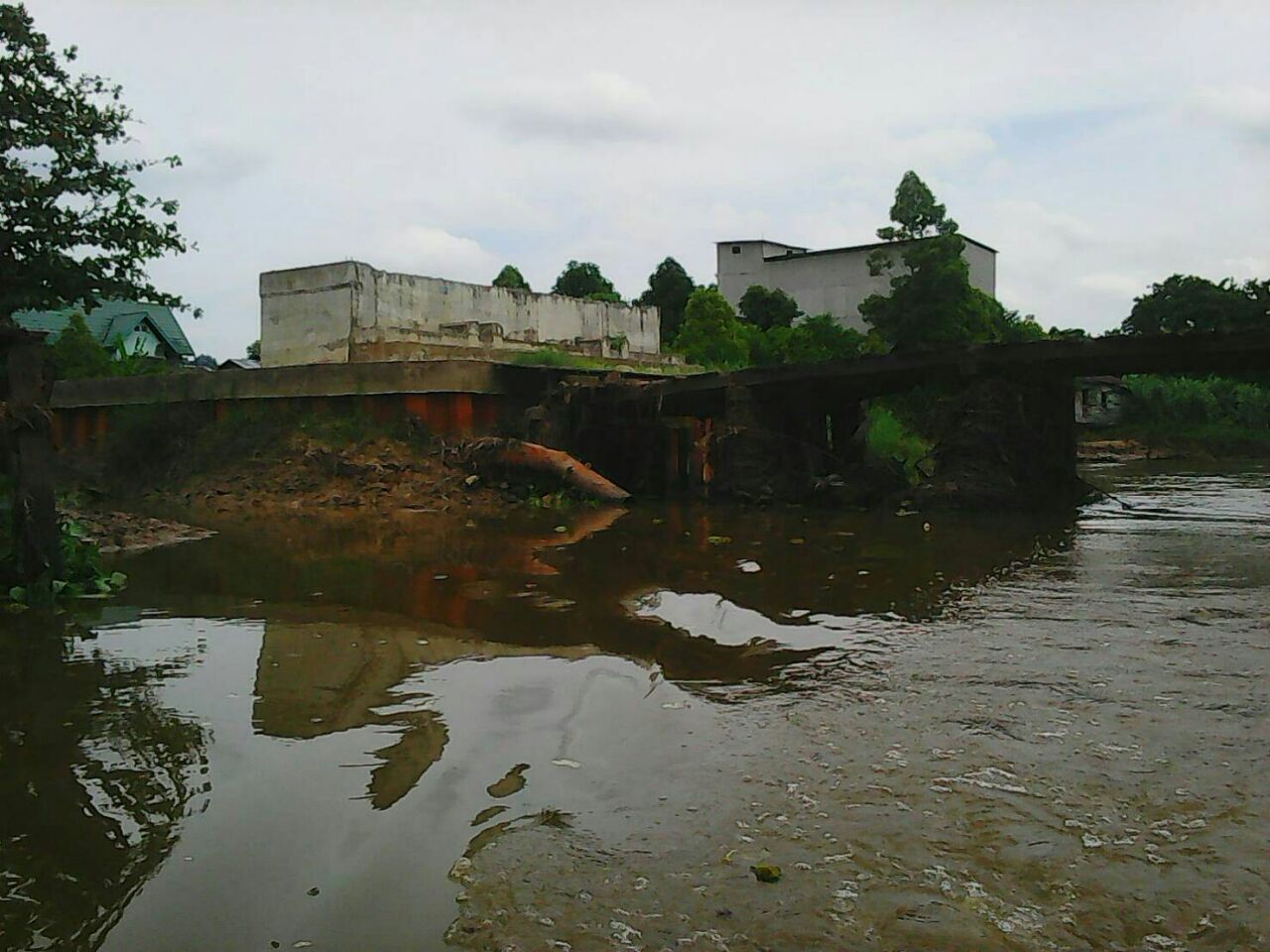 PDAM Samarinda Buang Limbah Kimia  ke Sungai Karang Mumus 