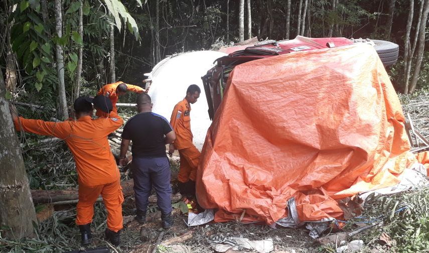  Truk LPG  Terguling di KM 70 1 Tewas dan 1 Selamat Niaga 