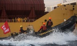 Protes Kelapa Sawit, Aktivis Greenpeace Ditahan di Atas Kapal Tanker