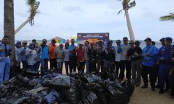 Danlanal Sangatta Bersihkan Pulau Beras Basah dari Sampah