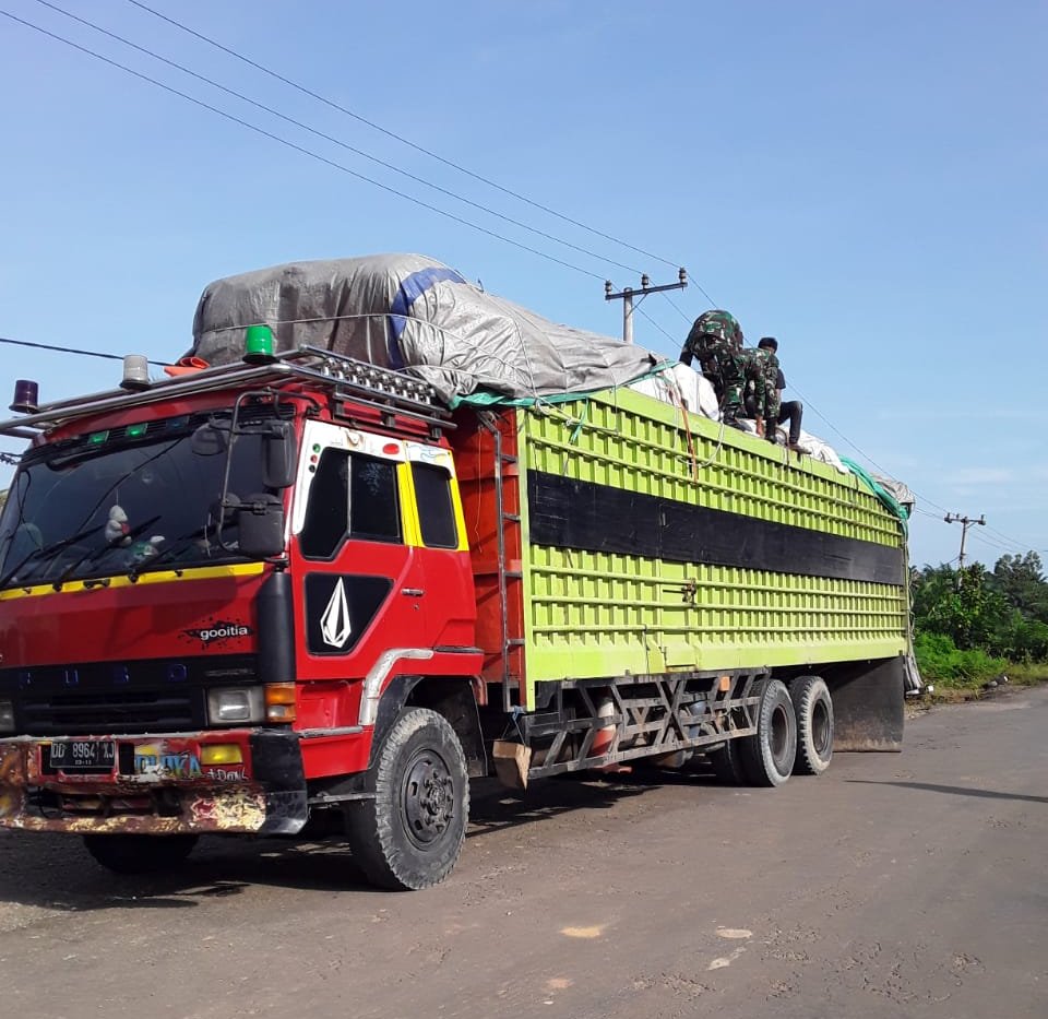 Yonif Raider 600 Modang Amankan Truk  Bermuatan 16 Ton 