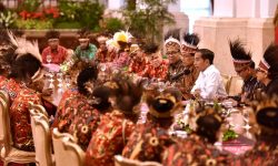 Presiden Jokowi Janji Berikan Kesempatan 1000 Sarjana Papua Bekerja di BUMN