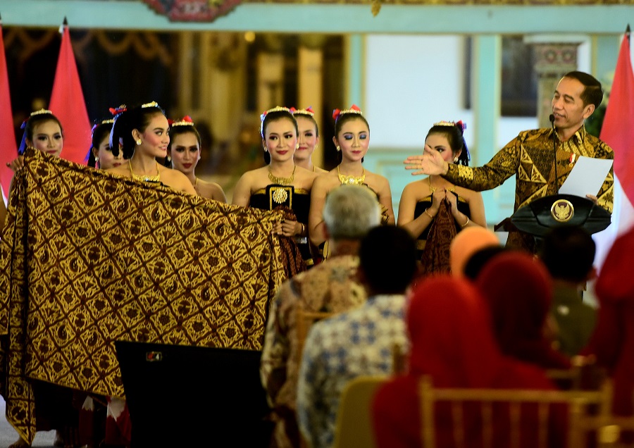 RI-1 Jokowi Dan Menteri Turun di Catwalk Istana Berbatik
