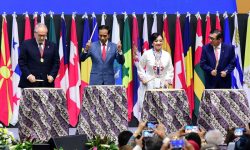 Jokowi: Dalam Tas Notaris Harusnya Ada Laptop yang Terkoneksi Internet