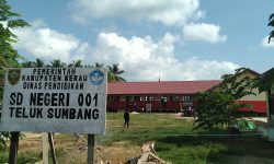 Penantian Sinyal Selular di Teluk Sumbang