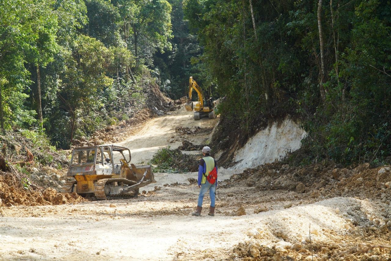 Badan Jalan Menuju Kampung Teluk Sumbang Dibenahi - Niaga.Asia
