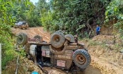 Kendaraan Rombongan Jelajah Borneo Terbalik di Gunung Selukut