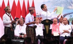 Presiden Jokowi Serahkan 2.500 Sertifikat Hak Atas Tanah untuk Rakyat di Labuan Bajo