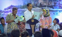 Presiden Jokowi Serahkan 2020 Sertifikat di Gresik