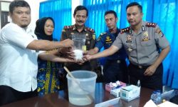 745,96 Gram Sabu Dilarutkan di Air Lalu Dibuang