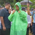 Saat Presiden Jokowi Kenakan Jas Hujan Pemberian Warga di Sukajaya, Bogor