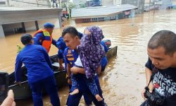 Polri Kerahkan Tim Sabhara Dan Polair Evakuasi Korban Banjir di Jakarta