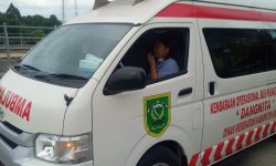 Mobil Ambulans Berpengeras Suara Ingatkan Warga Tidak Keluar Rumah