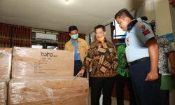 Gubernur Kaltara Cek Langsung APD untuk Dokter dan Perawat di Bandara Tarakan