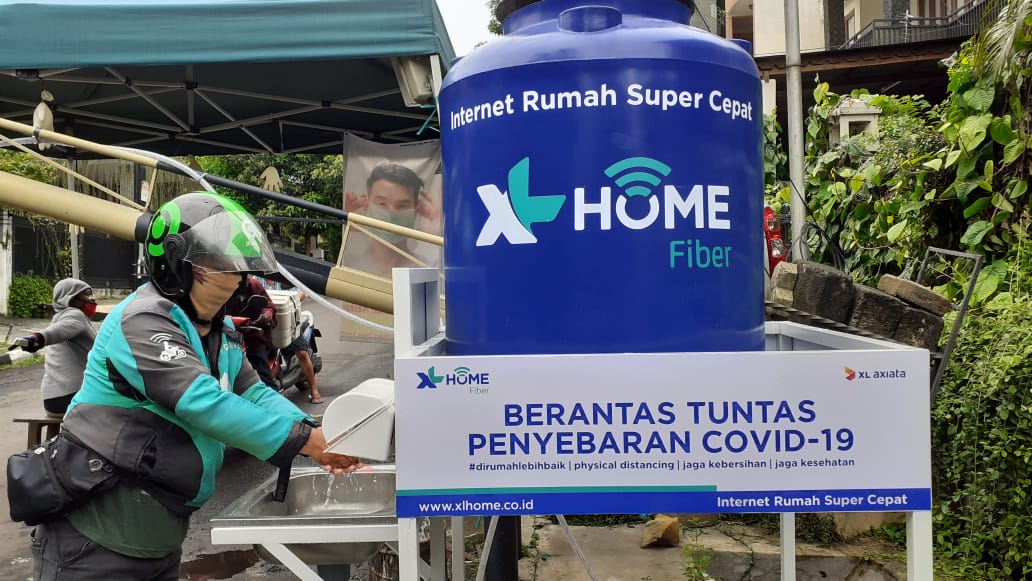 Dukung Cegah Covid19, XL HOME Bantu Semprot Disinfektan