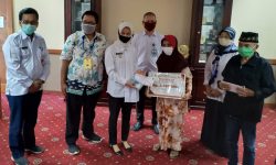 Bupati Nunukan Serahkan BLT dari Kemensos untuk 100 Lansia