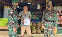 Satgas Yonif 623/BWU Bagikan Baju dari Mabes TNI ke Warga Perbatasan
