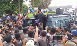 Halangi Eksekusi Bangunan di Pasar Segiri, Tiga Orang Diamankan Polisi