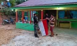 Meriahkan HUT RI, Satgas Pamtas Yonif 623/BWU Bagikan Bendera di Perbatasan Malaysia