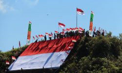 Peringati HUT RI ke-75, Warga Krayan Bentangkan Bendera di Puncak Gunung Yuvai Semaring