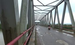 Mati, Lampu Penerang di Jembatan Gunung Tabur Harus Segera Diperbaiki