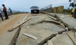 Jalan Pendekat ke Jembatan Sei Agung Rusak Berat