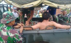 Satgas Pamtas Bersama Warga Padamkan Kebakaran di Penginapan Sebuku