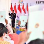 Serahkan 22.007 Sertifikat Tanah, Jokowi Minta Difotocopy