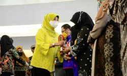 Hj Norbaiti Serahkan Langsung Dekranasda Kaltim Award