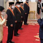 Presiden Anugerahkan Tanda Jasa dan Tanda Kehormatan pada 71 Tokoh