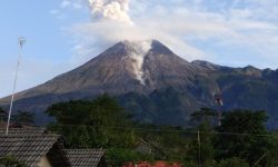 Merapi Erupsi, Ratusan Orang Mengungsi