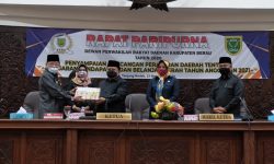 Pjs Bupati Berau Serahkan Raperda APBD Tahun 2021 Rp1,8 Triliun ke DPRD