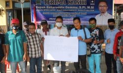 Baharuddin Demmu Salurkan Bantuan untuk Nelayan
