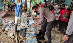 Personil Polresta Samarinda dan TNI Bantu Bersihkan SMPN 24 yang Terdampak Banjir