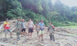 Personil Satgas Pamtas Bersihkan Reruntuhan Longsor di Krayan Timur
