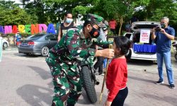 Humanis, Jenderal TNI di Samarinda Pakaikan Masker ke Anak-anak