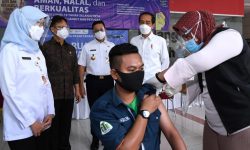 Presiden Jokowi Tinjau Vaksinasi Massal bagi Pedagang Pasar