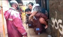 Kisah Heroik Kapolsek Mengevakuasi Korban Banjir, Digendong hingga Didorong Gerobak