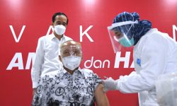 Presiden Jokowi Tinjau Vaksinasi Massal bagi Pendidik dan Tenaga Kependidikan