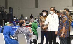Presiden Jokowi Tinjau Vaksinasi Massal Bagi Wartawan di Senayan, Jakarta