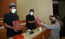 Kapolri Beri Penghargaan ke Pecalang Bali Berprestasi