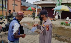 Polres Kukar Gencarkan Himbauan Patuhi Prokes dan Bagikan Masker ke Warga