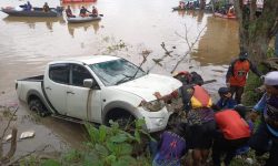 Bangkai Strada yang Tenggelam di Mahakam Dievakuasi, Pencuci Mobil Masih Dicari