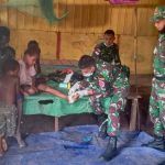 Menengok Upaya Satgas Pamtas RI-PNG Yonif 611/Awl Obati Kaki Warga Papua Terkena Kapak