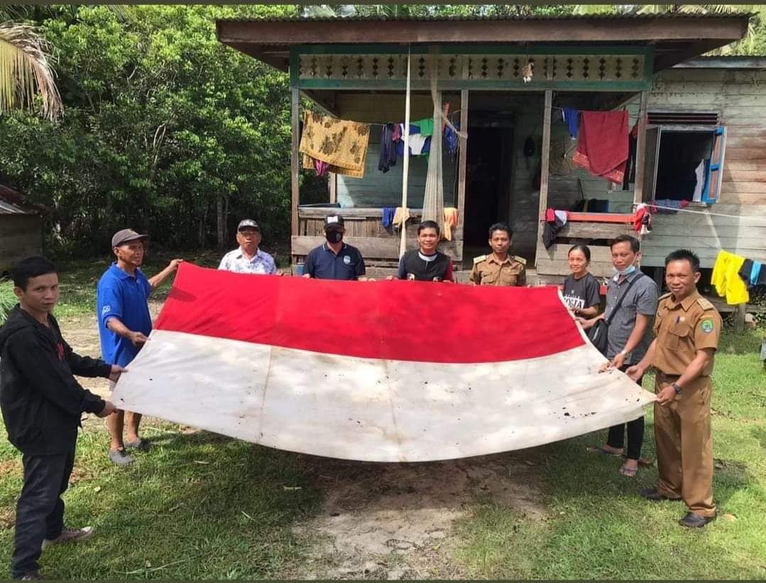 Cerita Bendera Merah Putih di Lumbis Hulu Berusia 76 Tahun  Niaga.Asia