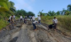 Bulan Puasa, Pegawai Kantor Camat Sebatik Timur Gotongroyong Perbaiki Jalan