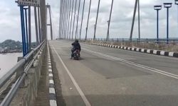 Bongkar Road Barrier, Warga Nekat Terobos Jembatan Mahkota II