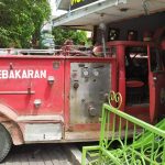 Truk Damkar di Samarinda Seruduk Toko, Dua Petugas Terluka