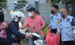 Berbagi Sesama, Pegawai Rutan Samarinda Bagikan 300 Paket Takjil dari Dana Patungan