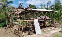 Delapan Wajib TNI, Satgas Yonif 611/Awang Long Bantu Bedah Rumah Warga di Papua